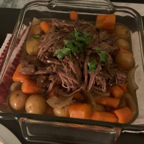 -SUNDAY POT ROAST WITH ONIONS, CARROTS AND POTATOES :