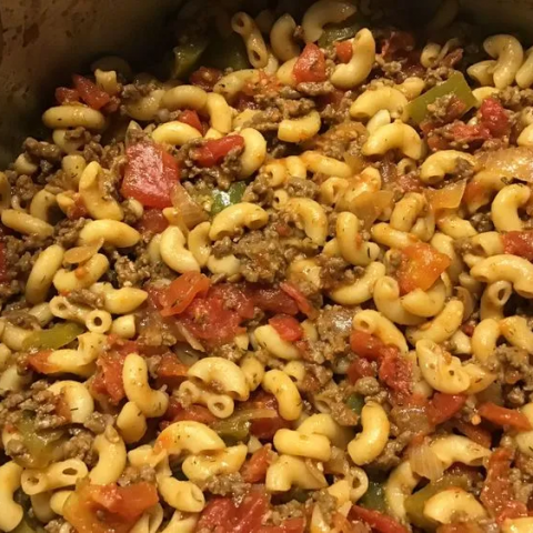 SKILLET MAC AND CHEESE WITH SAUSAGE AND BELL PEPPERS