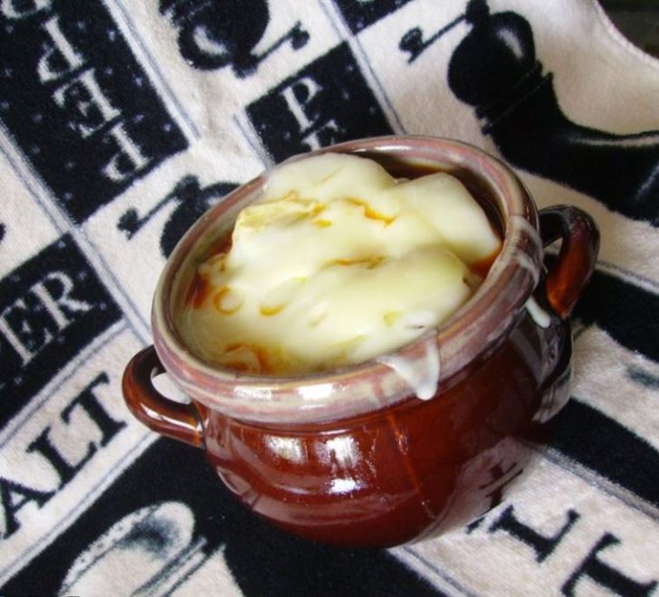 SLOW COOKER FRENCH ONION SOUP - Delish Grandma's Recipes