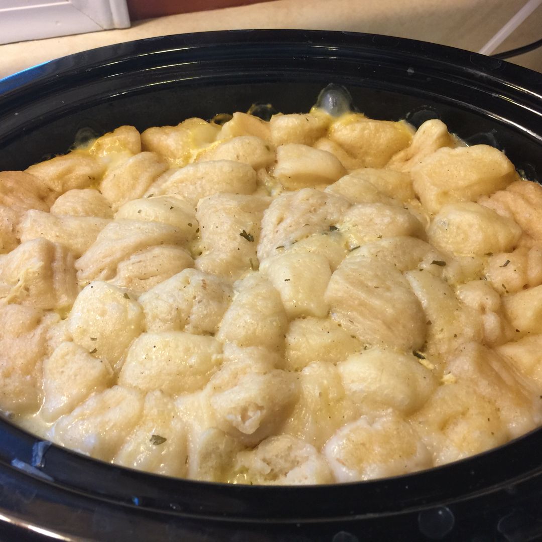 EASY SLOW COOKER CHICKEN AND DUMPLINGS