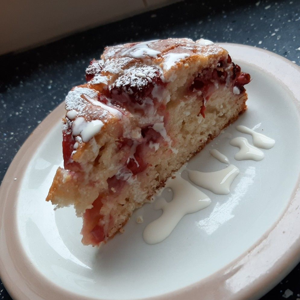 EASY STRAWBERRY CAKE WITH STRAWBERRY SAUCE
