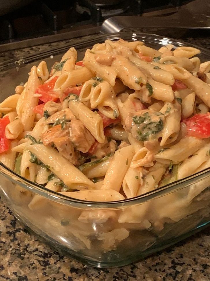 CHICKEN AND BACON PASTA WITH SPINACH AND TOMATOES IN GARLIC CREAM SAUCE ...