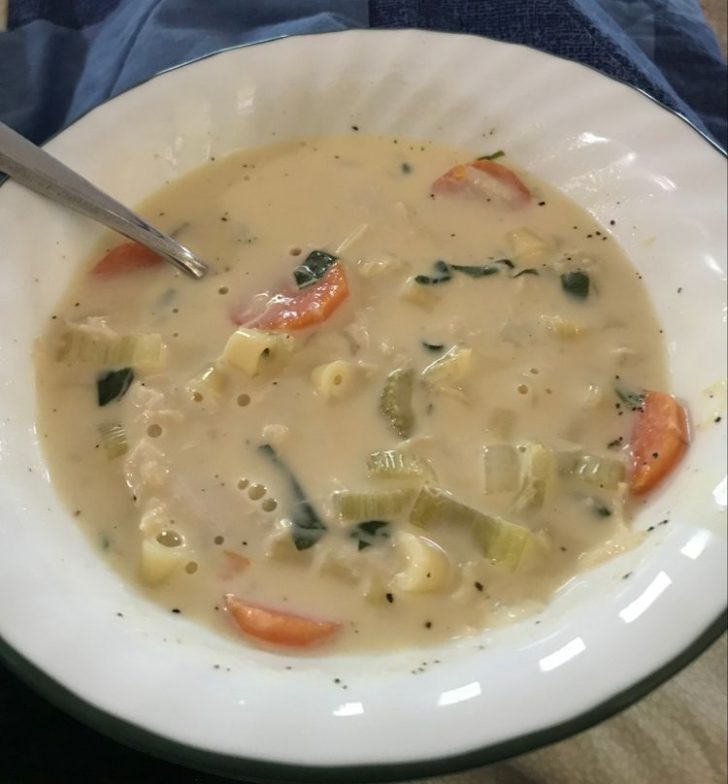 CREAMY CHICKEN SOUP WITH PASTA AND SPINACH - Delish Grandma's Recipes