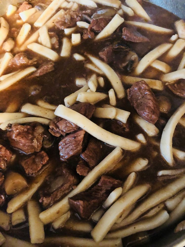 HOME-STYLE BEEF ‘N NOODLES WITH MUSHROOMS & ONIONS